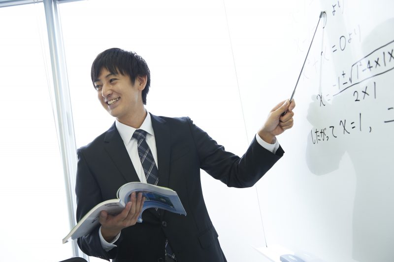 塾講師/先生/数学/ホワイトボード/男性