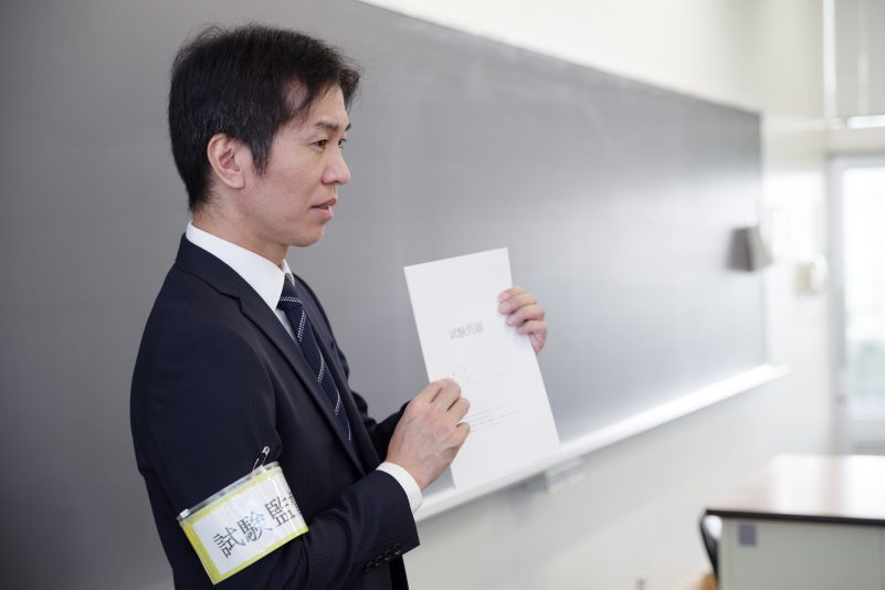 試験監督/男性/学校/テスト