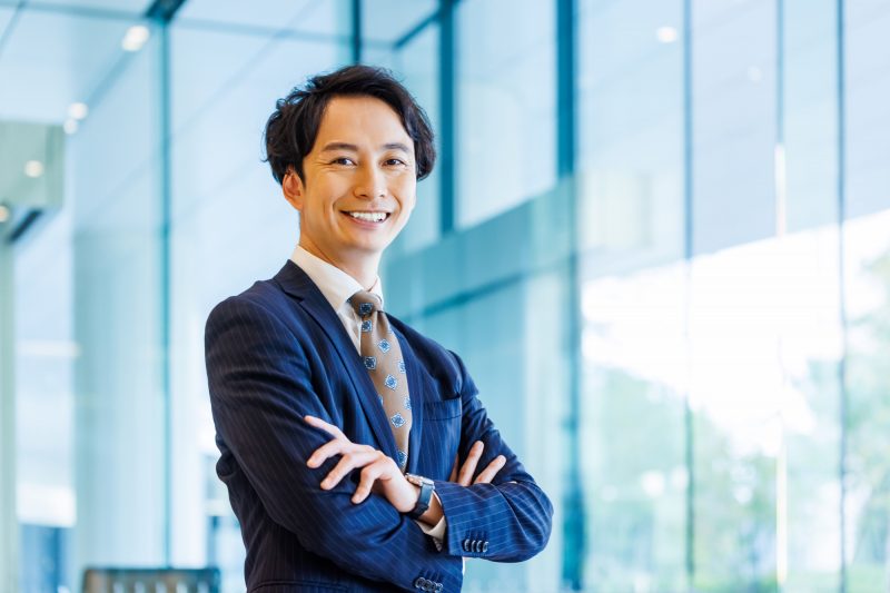 ビジネスマン/男性/オフィス/腕組み