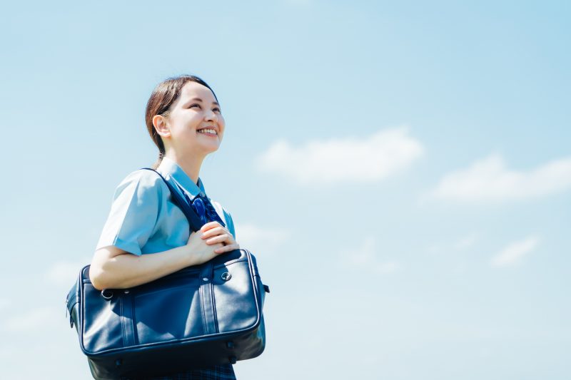学生/女子高校生/高校生/学生服/通学カバン/登校/下校
