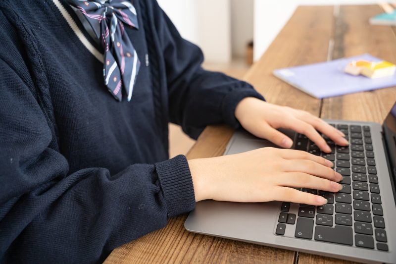 パソコン/学生/女子高校生/高校生/学生服