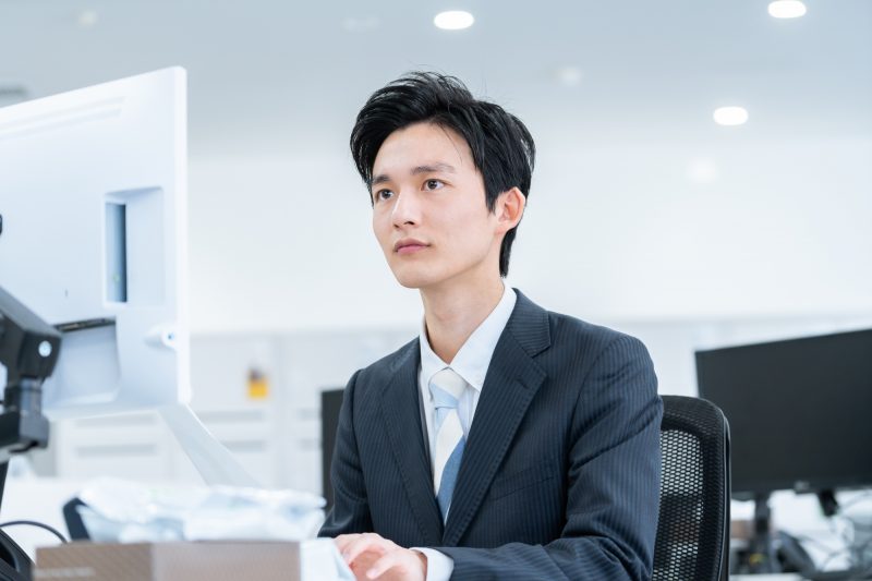 男性//事務/パソコン/オフィス/ビジネスマン