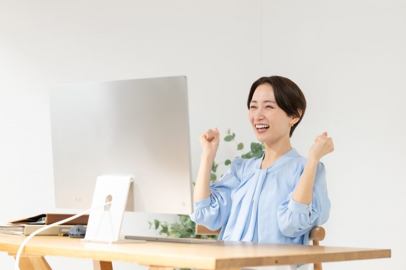 パソコン/女性/喜ぶ/笑顔