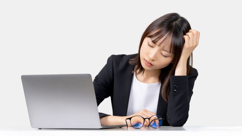 女性/考える/悩む/パソコン/スーツ