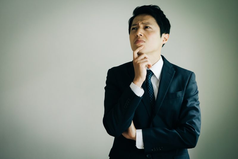 男性/考える/困る/悩む/スーツ/ビジネスマン