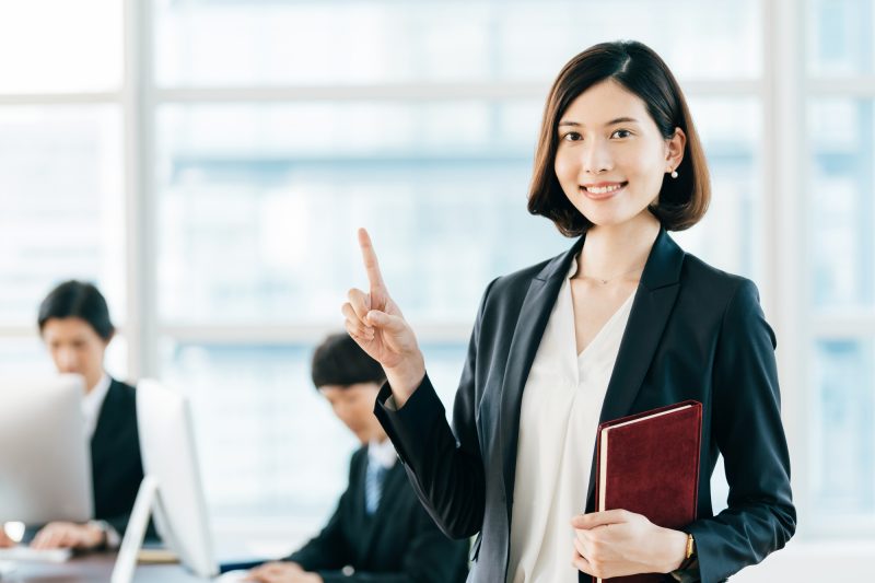 女性/指差し/オフィス/ビジネス
