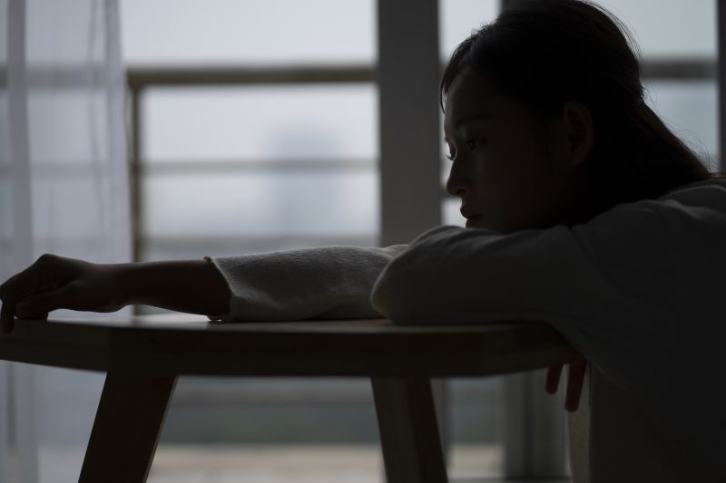 女性/悩む/考える