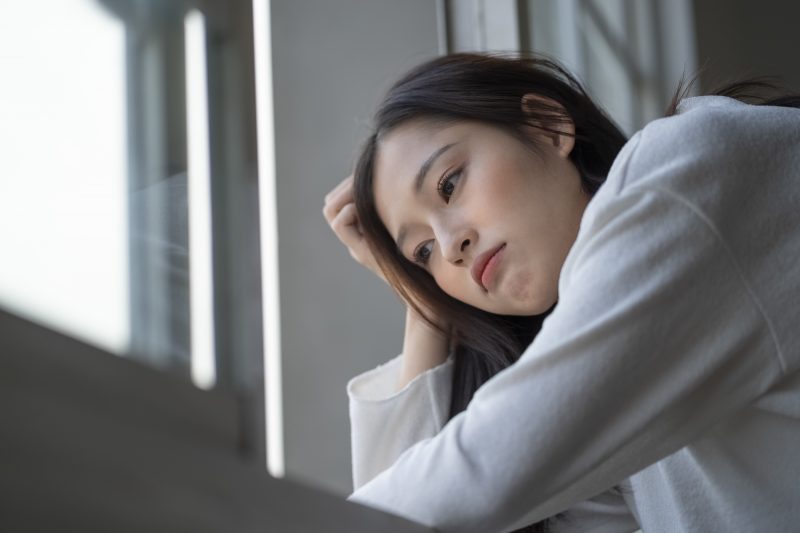 女性/悩む/考える