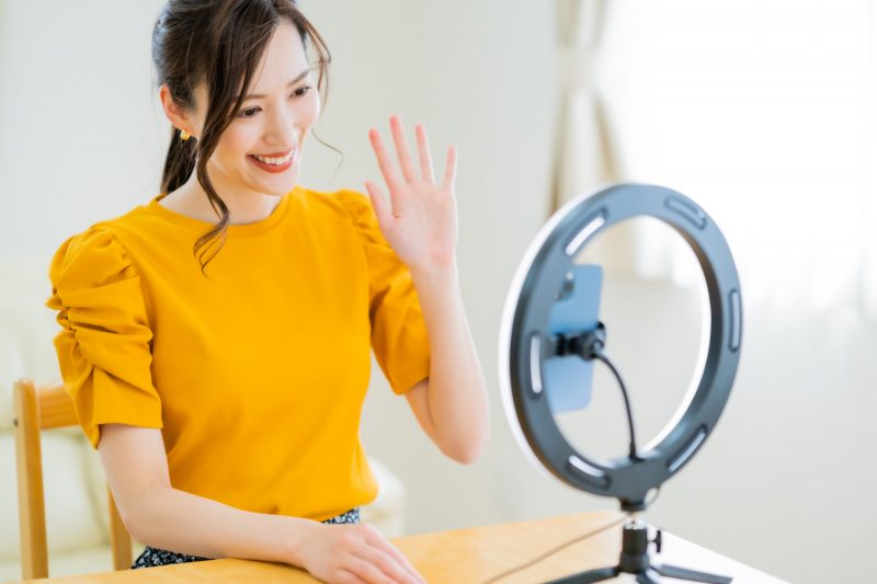 TikTok/SNS/アプリ/スマホ/ライブ配信/女性