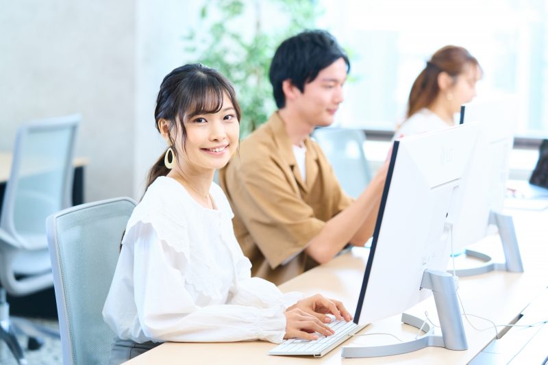 パソコン/女性/笑顔