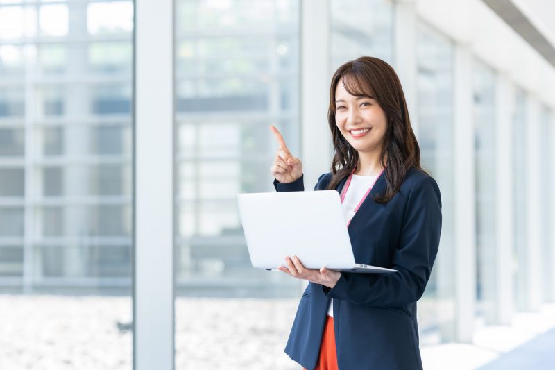 女性/パソコン/指差し/笑顔