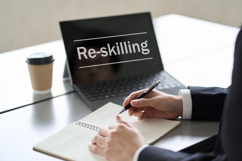 リスキリング/パソコン/スーツ