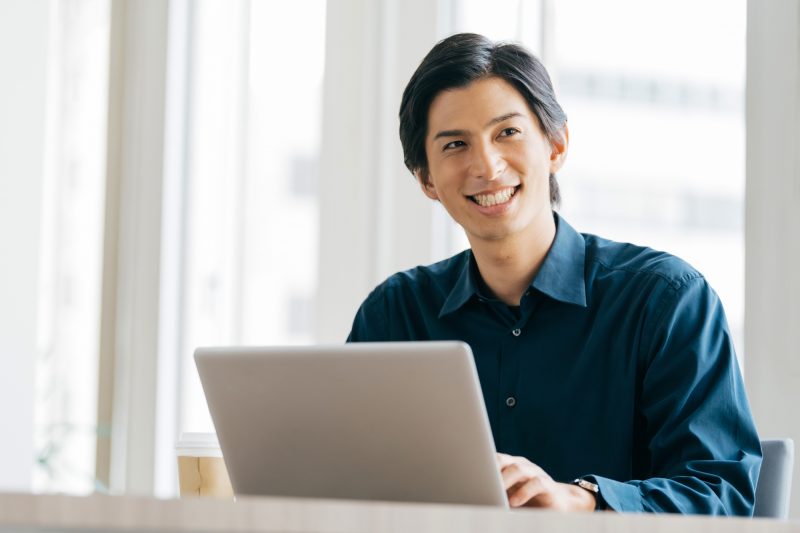 フリーランス/Webライター/男性/仕事/パソコン/ラップトップ