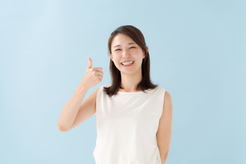 女性/グッドサイン/親指/笑顔