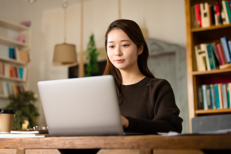 女性/ノートパソコン/リモートワーク/テレワーク