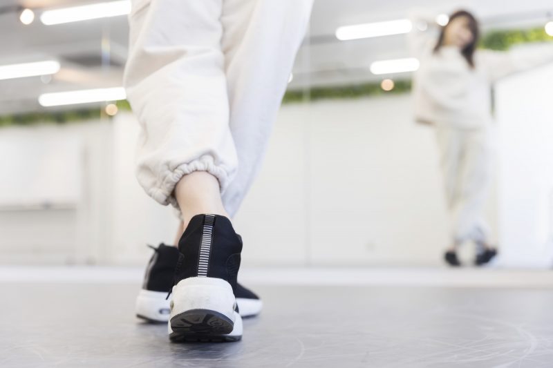 ダンススタジオ/女性/足元