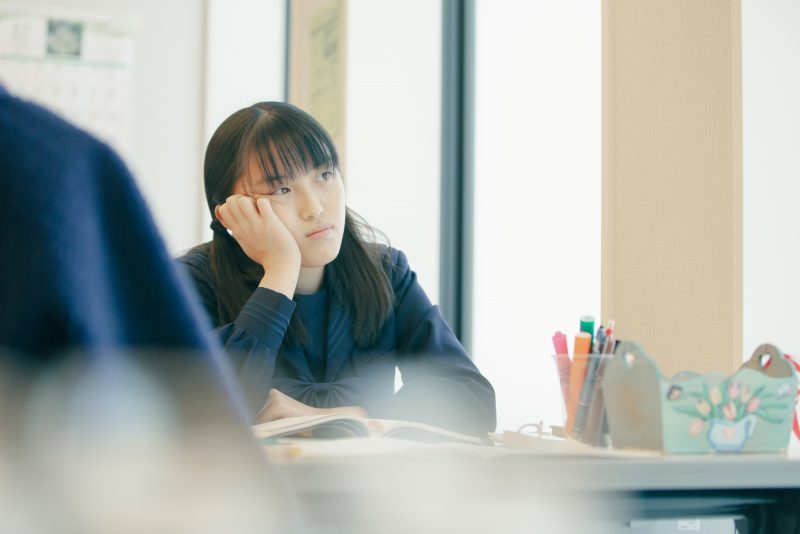 高校生/女性/考える/悩む
