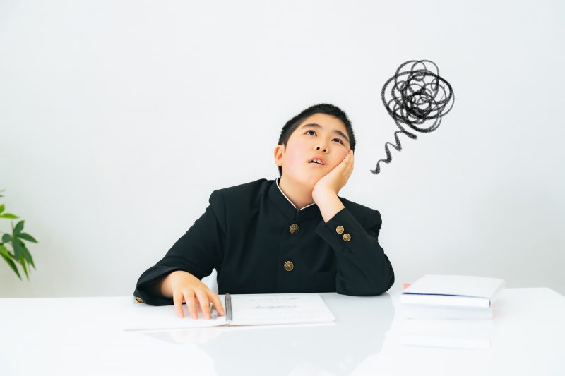 高校生/男性/考える/悩む