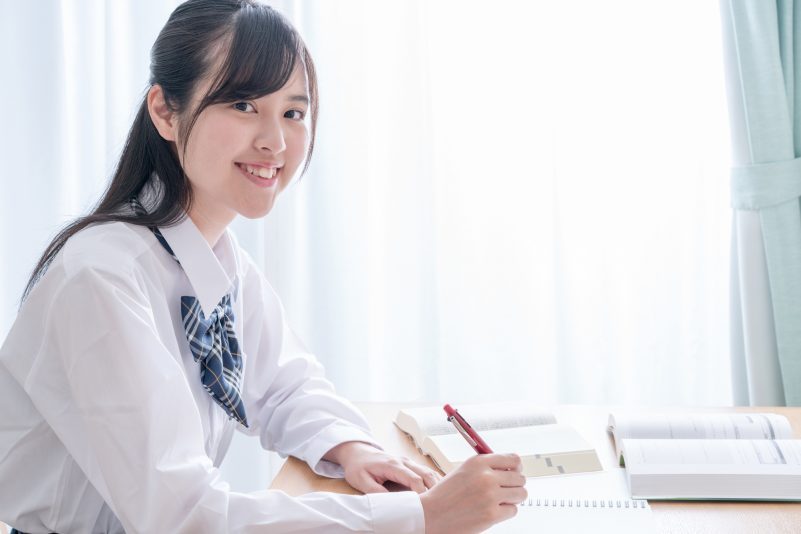 高校生/女性/笑顔/勉強/学習