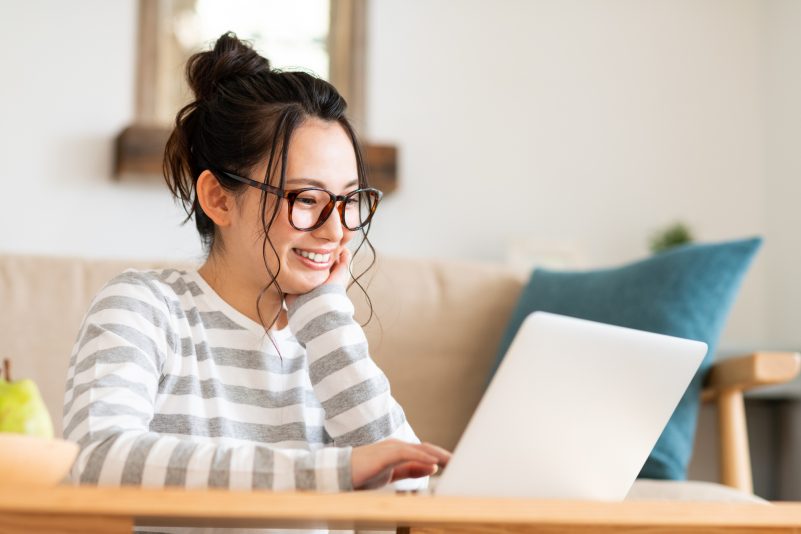 パソコン/女性/笑顔/部屋/自宅