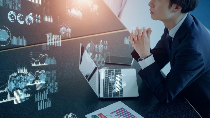 パソコン/男性/スーツ/ビジネス