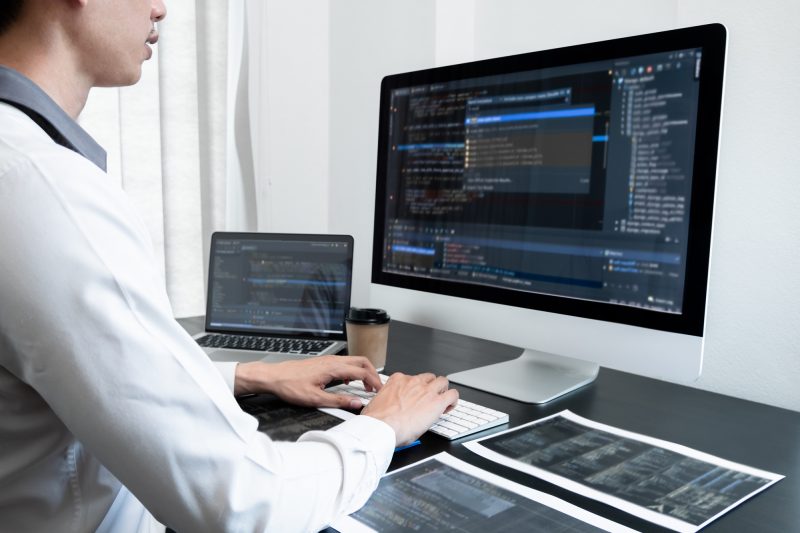 プログラミング/プログラマー/男性/パソコン/デスクトップ