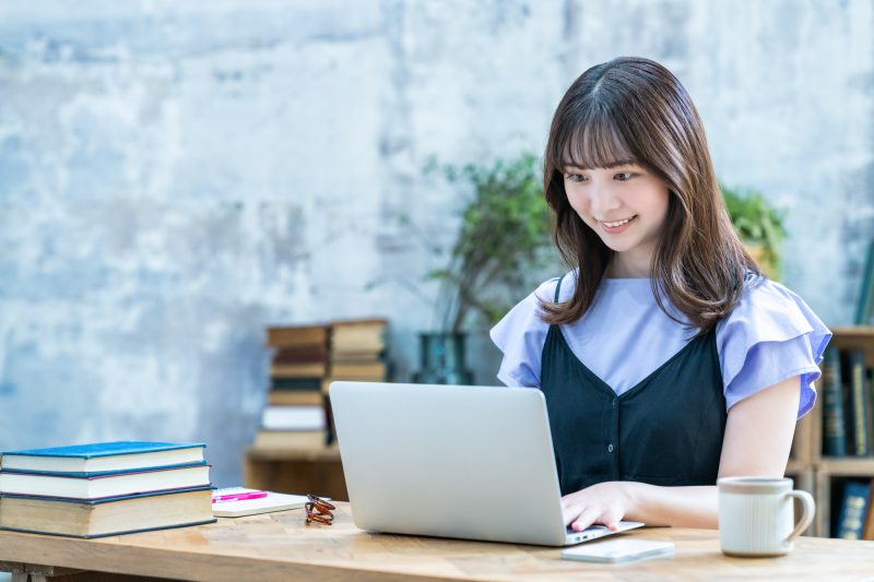 女性/ノートパソコン/リモートワーク/テレワーク