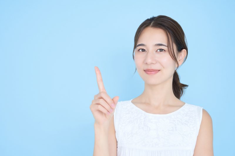 女性/人差し指/案内/指差し