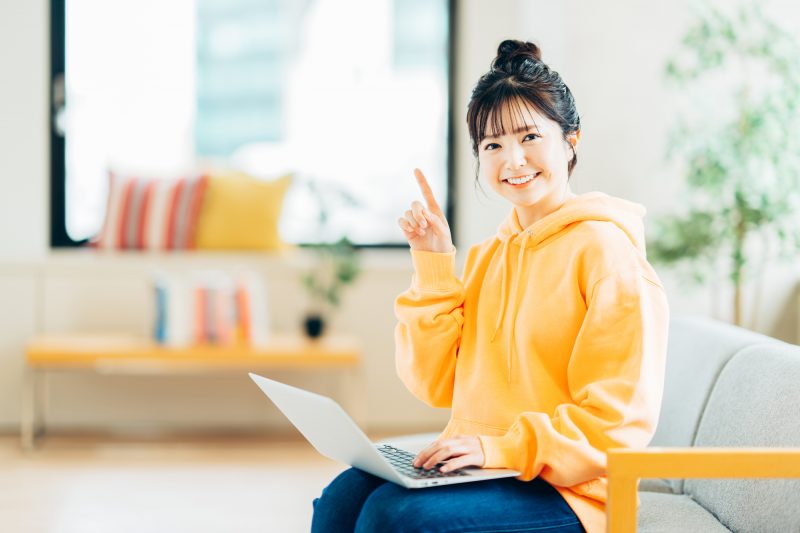 ノートパソコン/女性/指差し