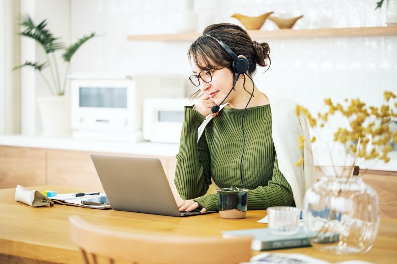 女性/オンライン通話/リビング/テレワーク/リモートワーク