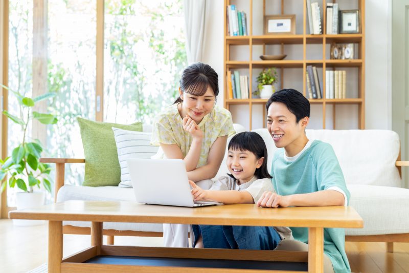 家族/ノートパソコン/リビング